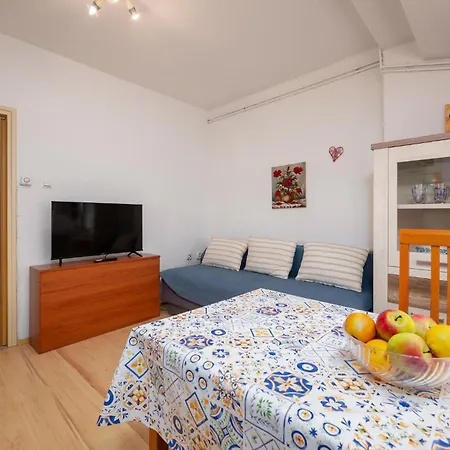 Lovely In With Kitchen Apartment *