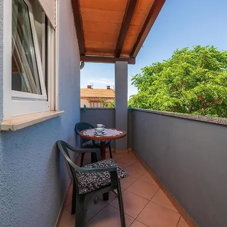 Lovely In With Kitchen Apartment *