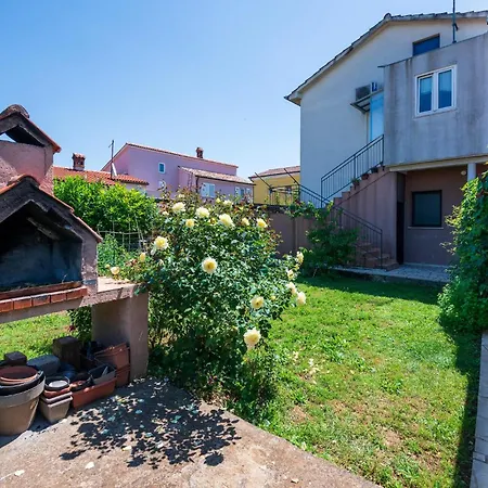 Lovely In With Kitchen Apartment